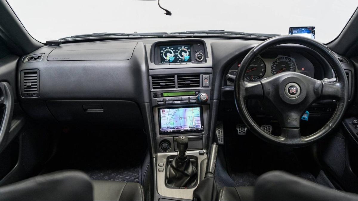 Nissan Skyline GT-R M-Spec Nür維持原廠M-Spec座艙配置,完美車況也反映在成交價當中。(圖/Bring a Trailer提供)