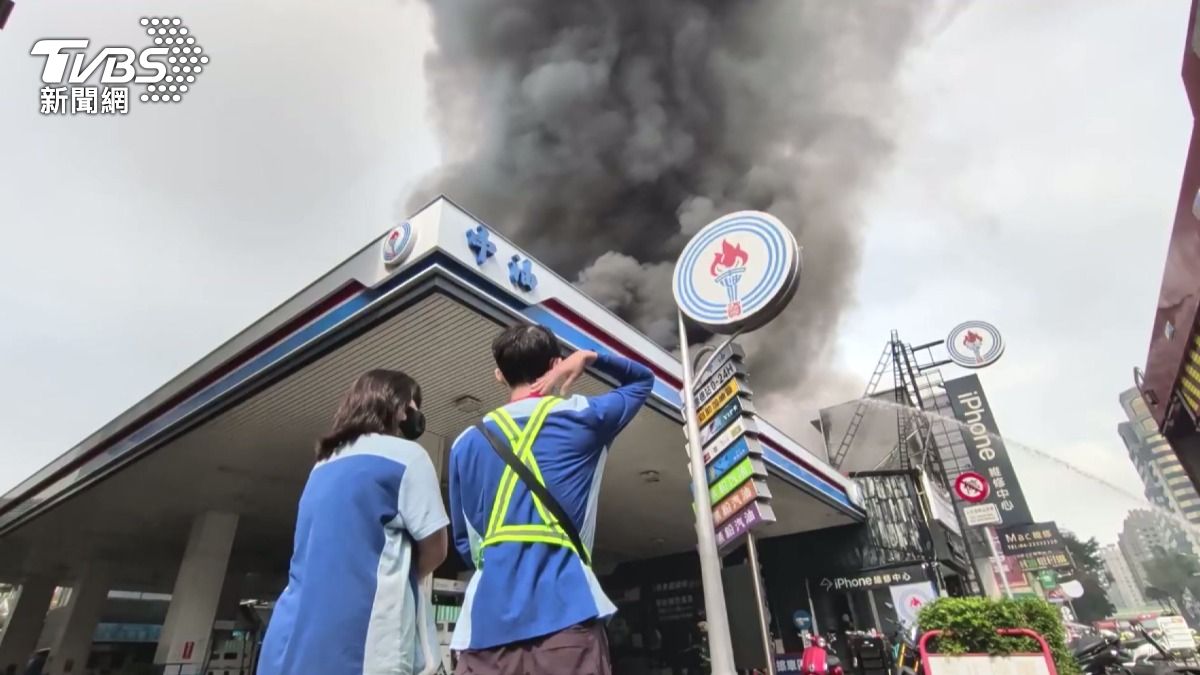 台中火災險燒加油站！戒備斷油＋斷電，員工焦急抬頭望。(圖／TVBS)