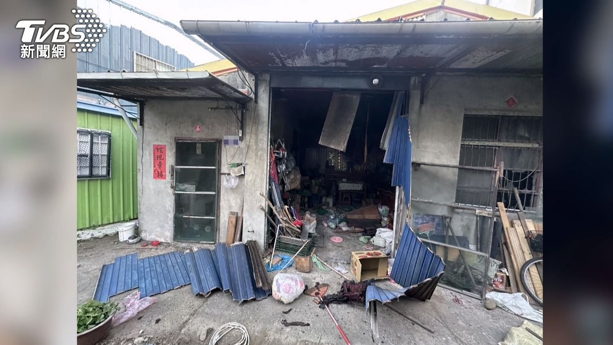 台中火災後,后里氣爆,77歲翁倒屋內,對面派出所警秒救援。(圖/民眾提供)