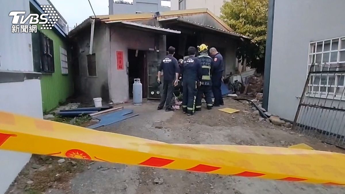 民宅對面派出所的員警立即察覺異狀,隨即衝入民宅內查看情況。(圖/TVBS)