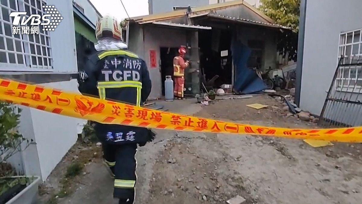 員警進入屋內後發現,爆炸威力導致屋內傢具物品東倒西歪,陳姓老翁因遭炸傷而倒臥其中。(圖/TVBS)