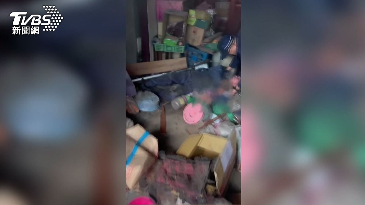 派出所員警在第一時間聽聞爆炸聲響,以最快速度將傷者救出屋外。(圖/TVBS)