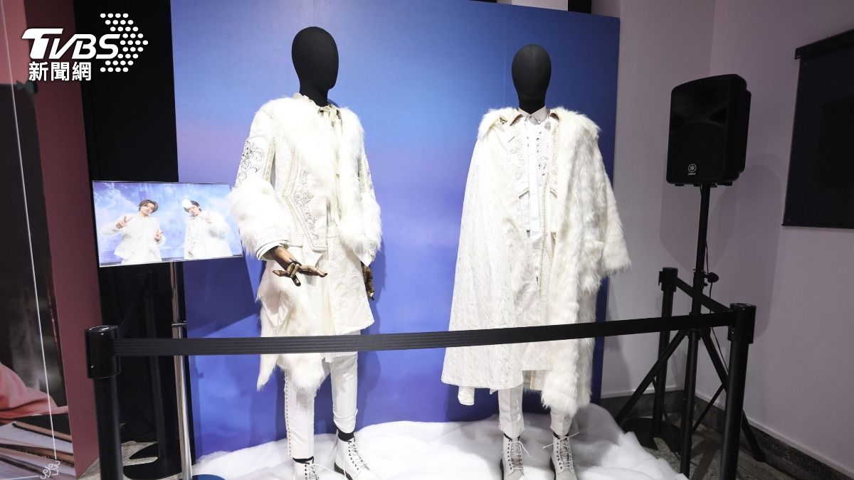 這次首度展出2025年隔海參與台視《紅白》的表演服裝。(圖/張哲鳴攝)