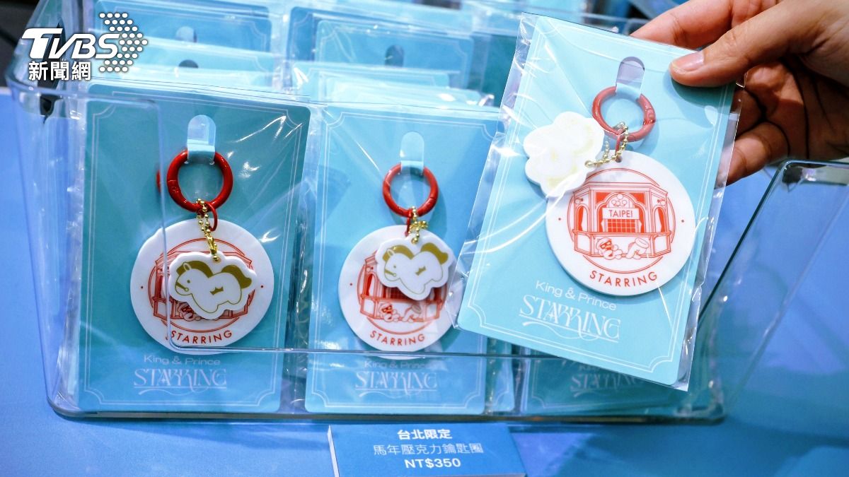 台北快閃店推出馬年壓克力鑰匙圈,要粉絲馬上發財、馬上見本命。(圖/張哲鳴攝)