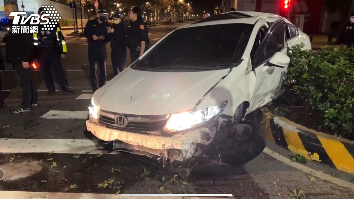 台中男拒檢狂逃!遭警開槍衝騎樓再撞分隔島 1警受傷