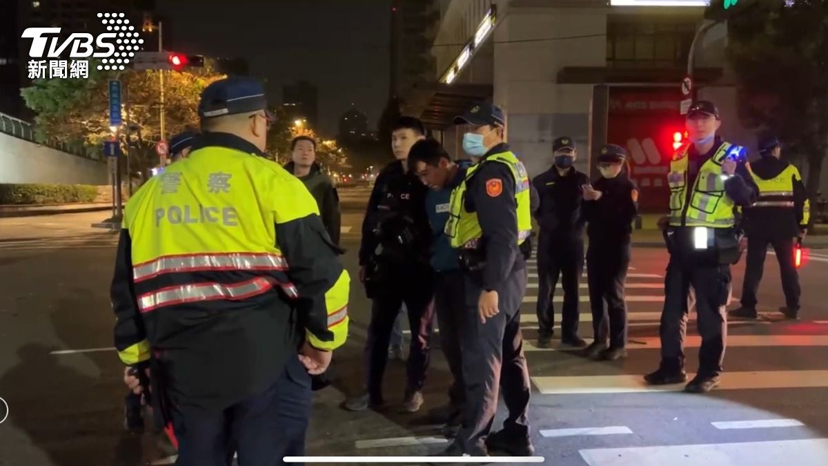 警方見狀立刻驅車追上攔阻,並朝車輛開了一槍示警。(圖/TVBS)