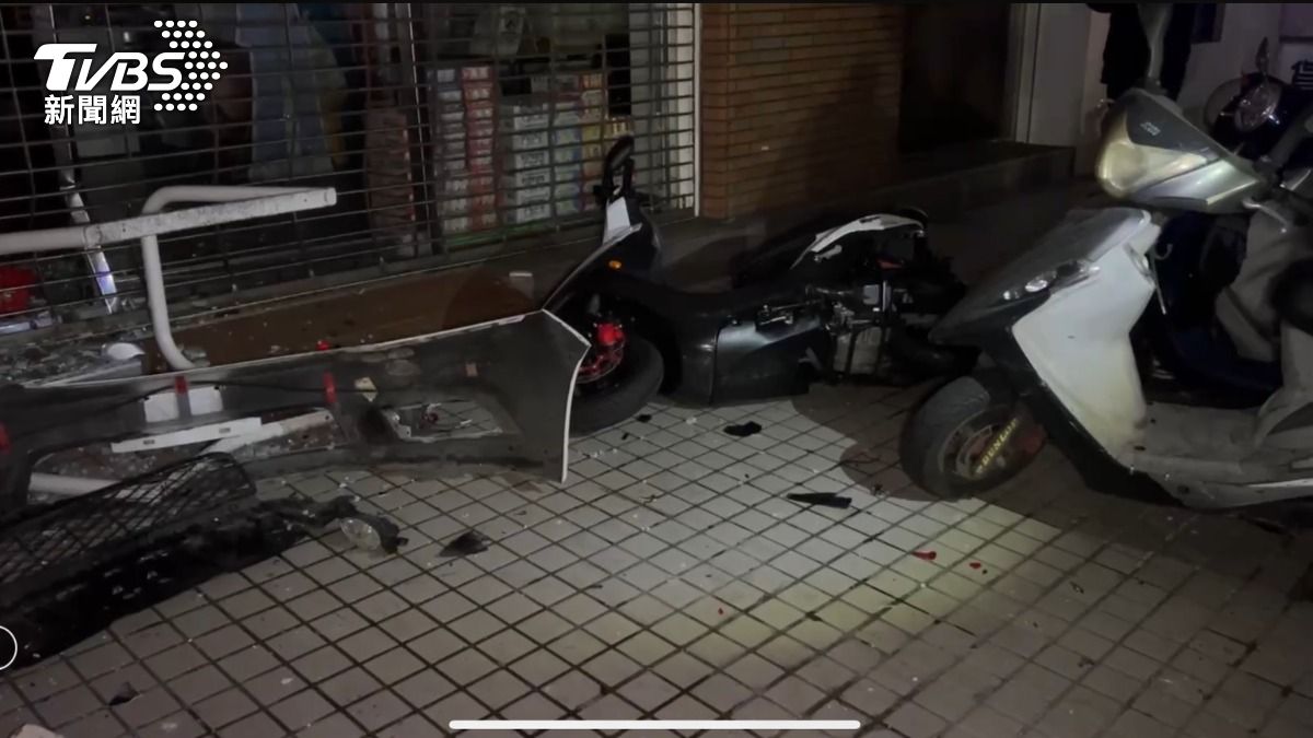 一頭衝進路旁騎樓,造成騎樓內多部機車遭到毀損。(圖/TVBS)