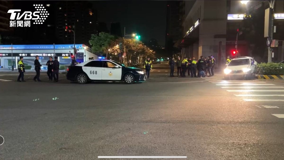警車迅速將肇事車輛團團圍住。警方立刻將駕駛拉下車。(圖/TVBS)