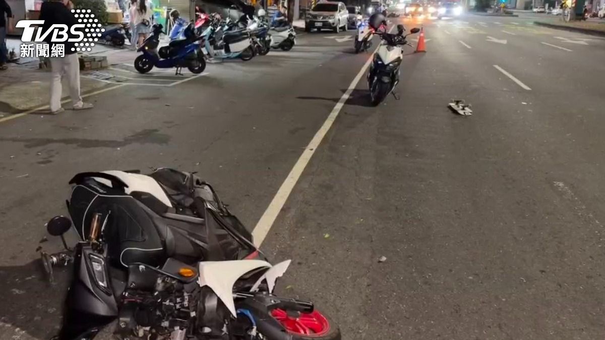 現場可見多輛機車橫躺於地，零件散落一地，而肇事的滑板也遺留在事故現場。（圖／TVBS）