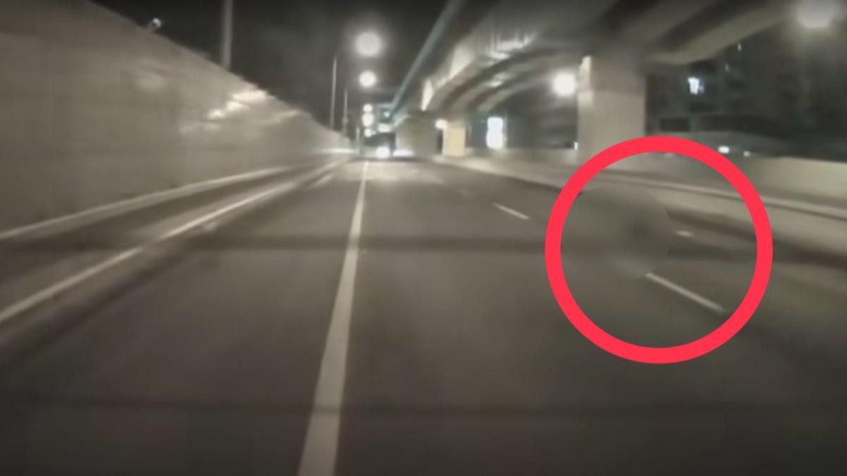 第五車視角拍下學霸倒臥在台64線。(圖/翻攝Threads/fhysono999)