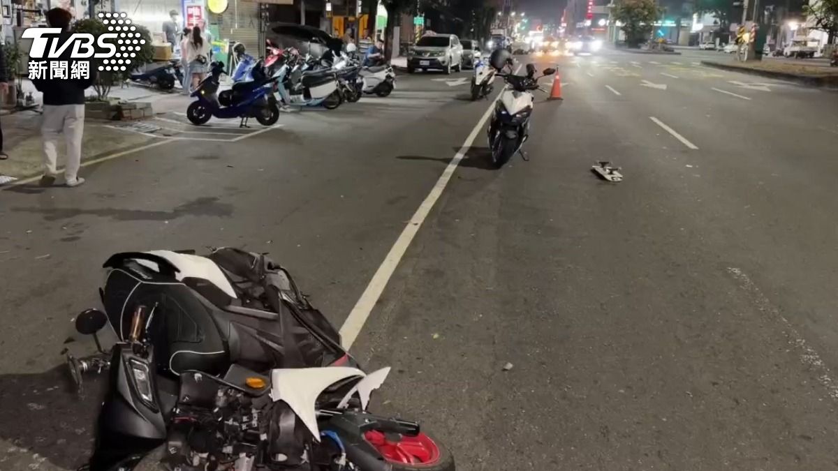男童玩滑板摔倒，意外造成兩起共6部機車連環撞。（圖／TVBS）