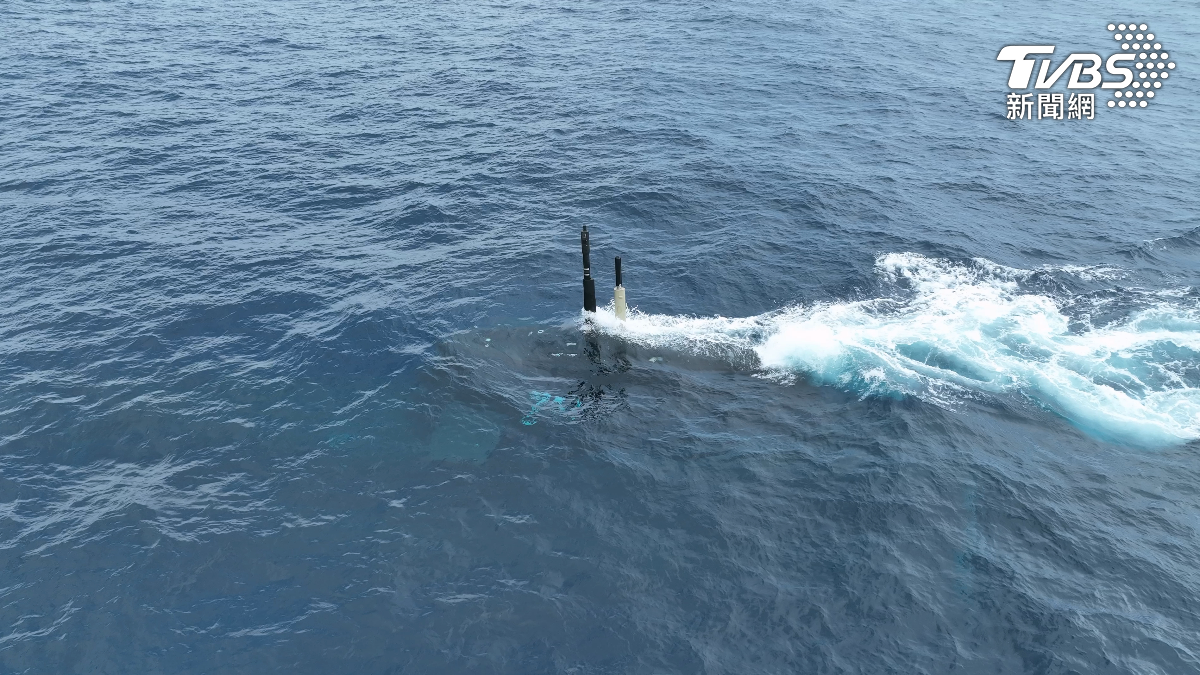 國造潛艦「海鯤號」29日完成首次深度50公尺淺水潛航測試,30日上午10時左右二度出港海測,並在下午4時順利返港。(圖/台船提供)
