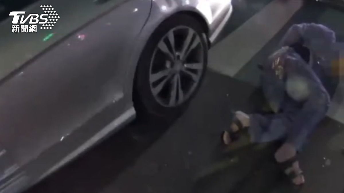 嫌犯下車後立即被壓制在地。（圖／TVBS）
