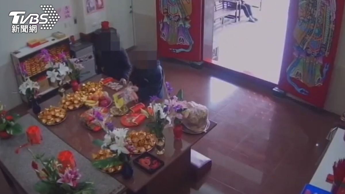大膽！雙胞胎兄弟闖土地公廟　「聯手搜刮供品」全被拍