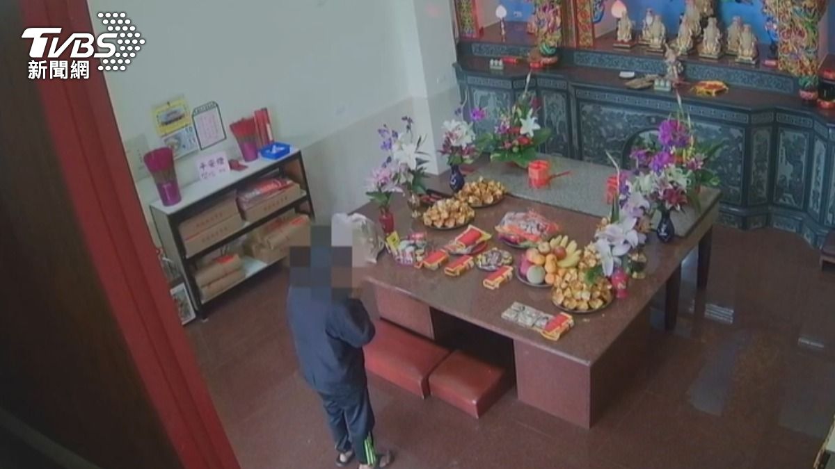 其中一名男子一開始進入廟宇假裝參拜，下秒竟行竊。（圖／TVBS）
