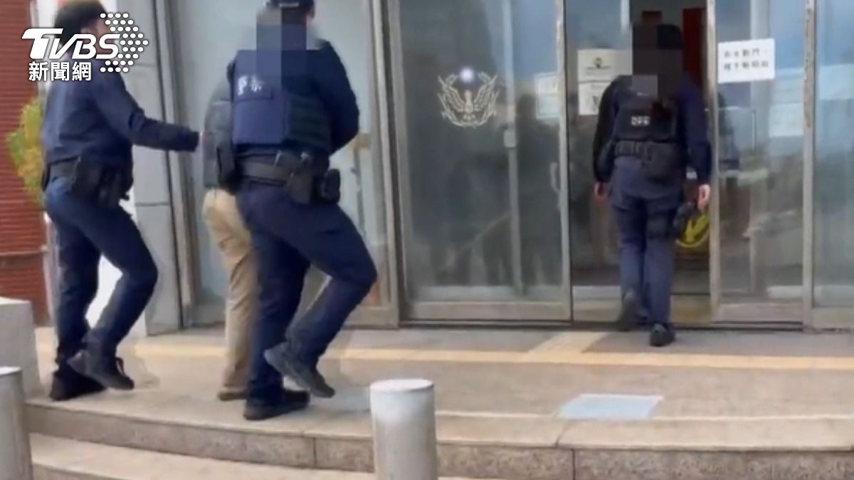兄弟倆遭警方逮捕歸案。（圖／TVBS）