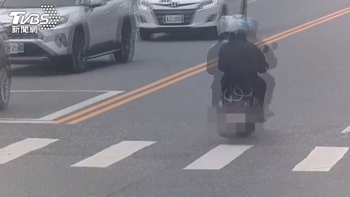 兄弟倆行竊後騎車逃逸。（圖／TVBS）