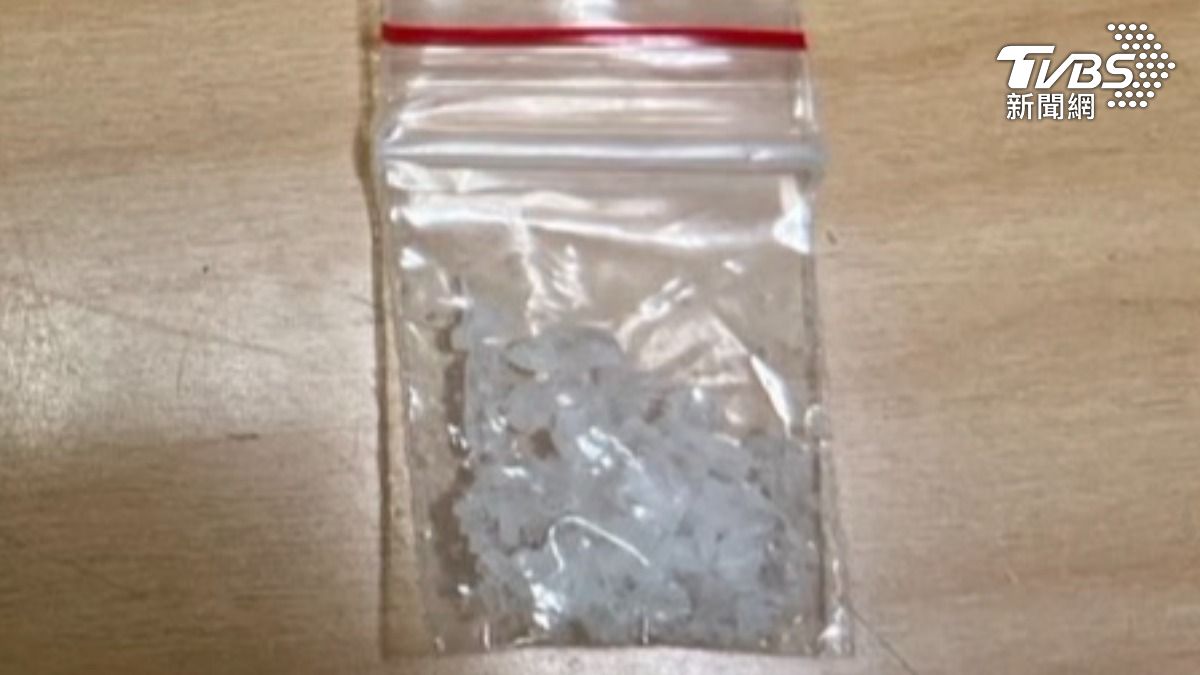 朋友發牢騷不耐煩,男竟拿酒瓶砸自己頭,警還意外揪出毒品案。(圖/TVBS)