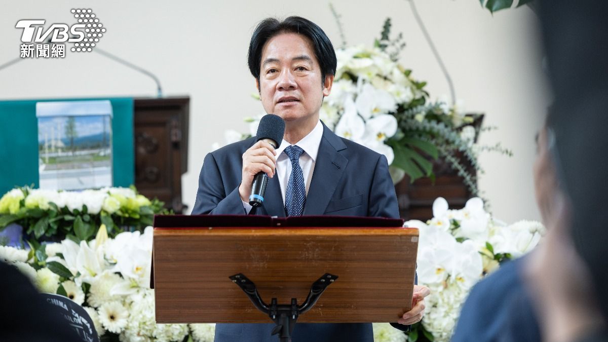 總統賴清德頒發褒揚令給白色恐怖受難者劉金獅家屬。(圖/總統府)