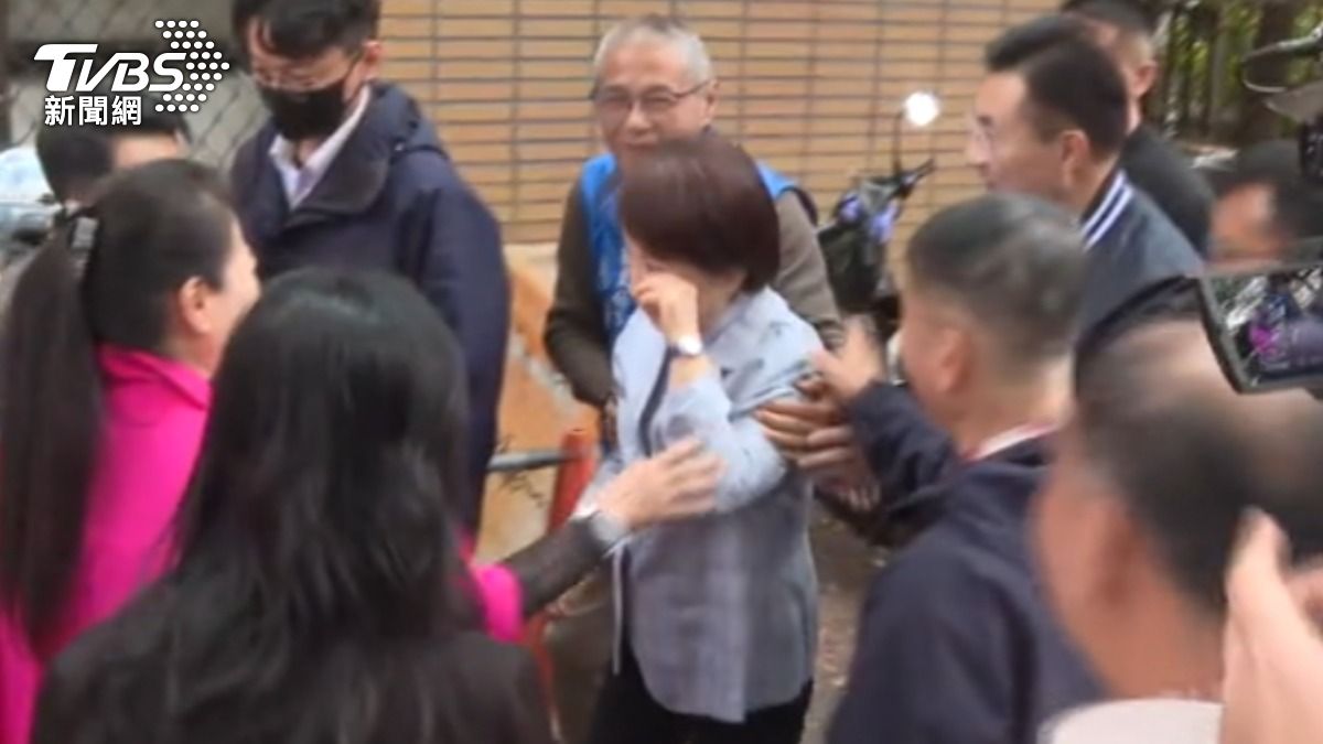 盧秀燕投票險滑倒,笑稱「我有練過」虛驚一場。(圖/TVBS)