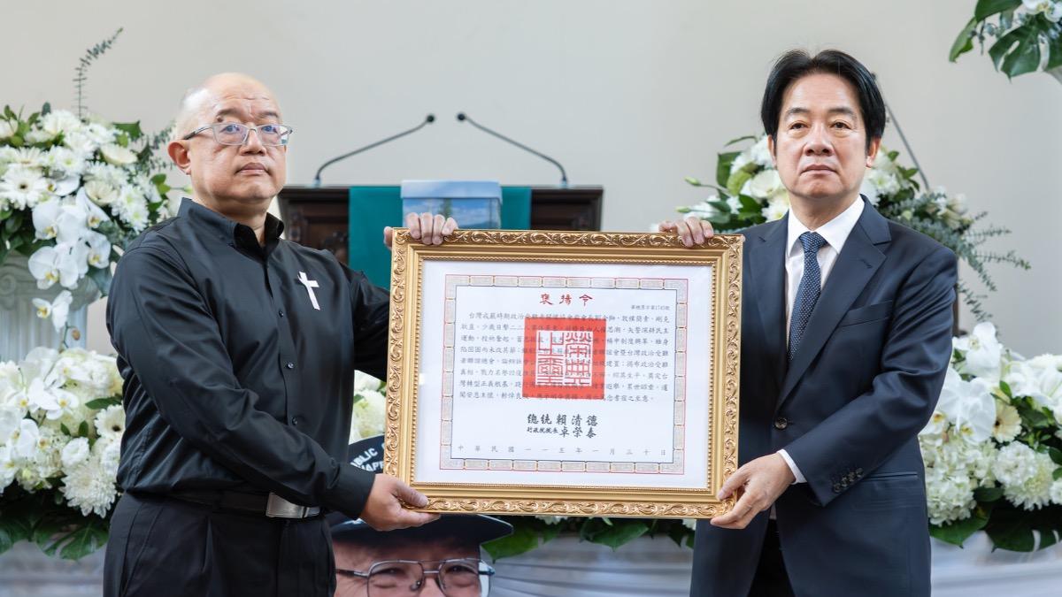 賴清德頒發褒揚令。(圖/總統府提供)