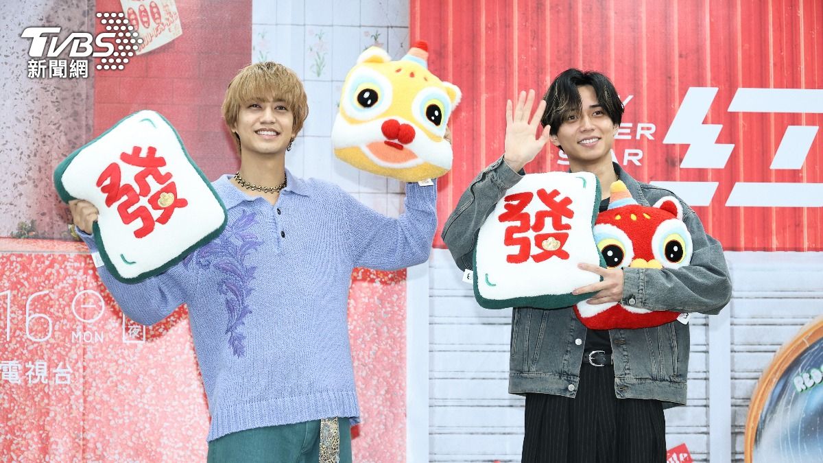 新年即將來到,King & Prince拿起應景小物。(圖/張哲鳴攝)
