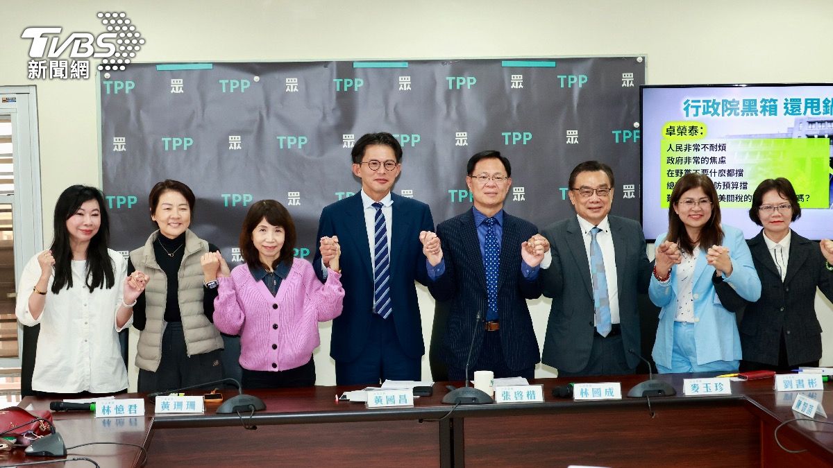 民眾黨6立委揭卸任,僅陳昭姿(左3)、劉書彬(右1)留任。(圖/潘建樺攝)