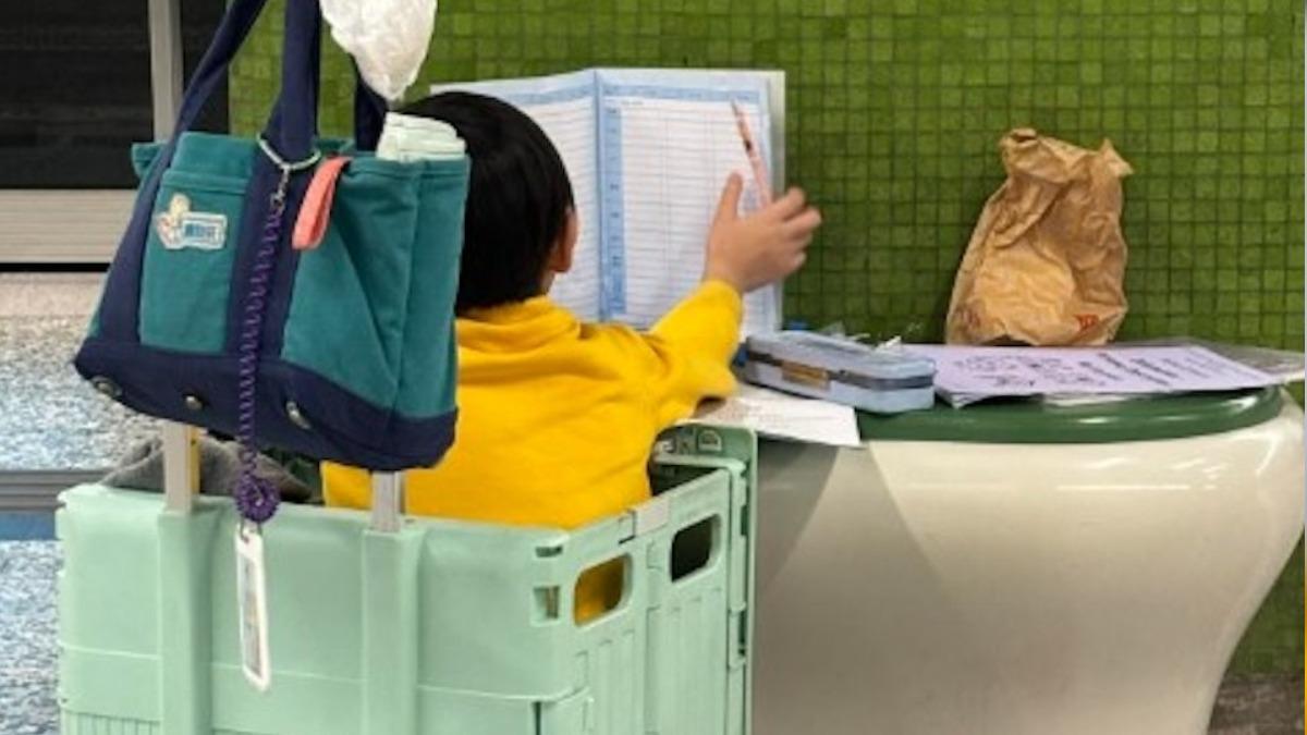 月台變安親班？小學生「坐推車」趕功課　網見這幕心酸家長挨轟