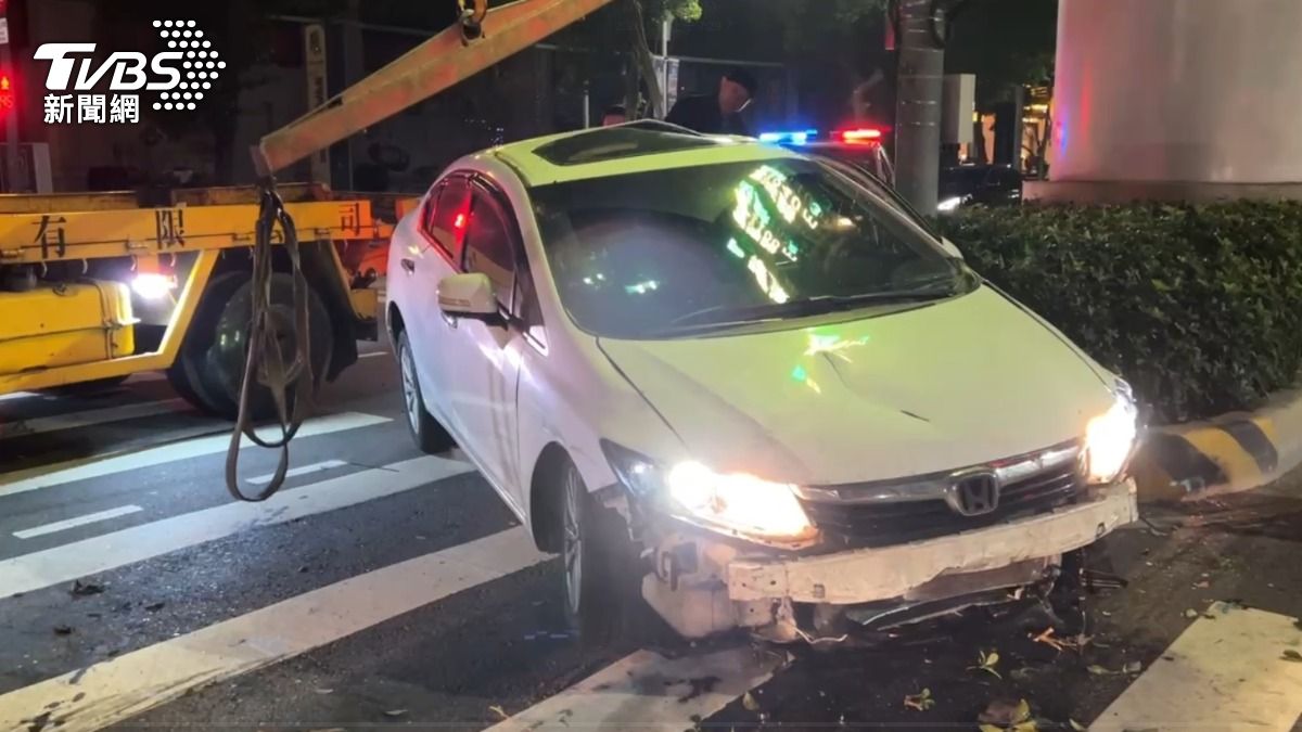 肇事轎車自撞橋墩受困被捕（圖／ＴＶＢＳ）