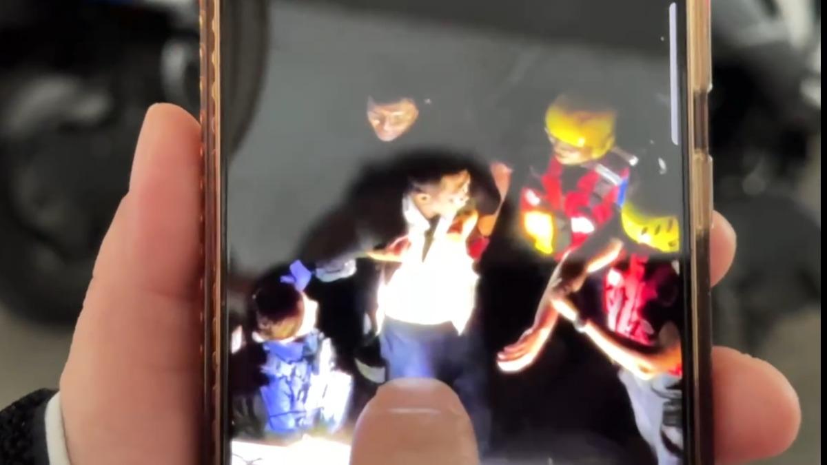 白衣男醉後躲警跳涵洞 竄近50米被警消控制送醫。(圖/民眾)