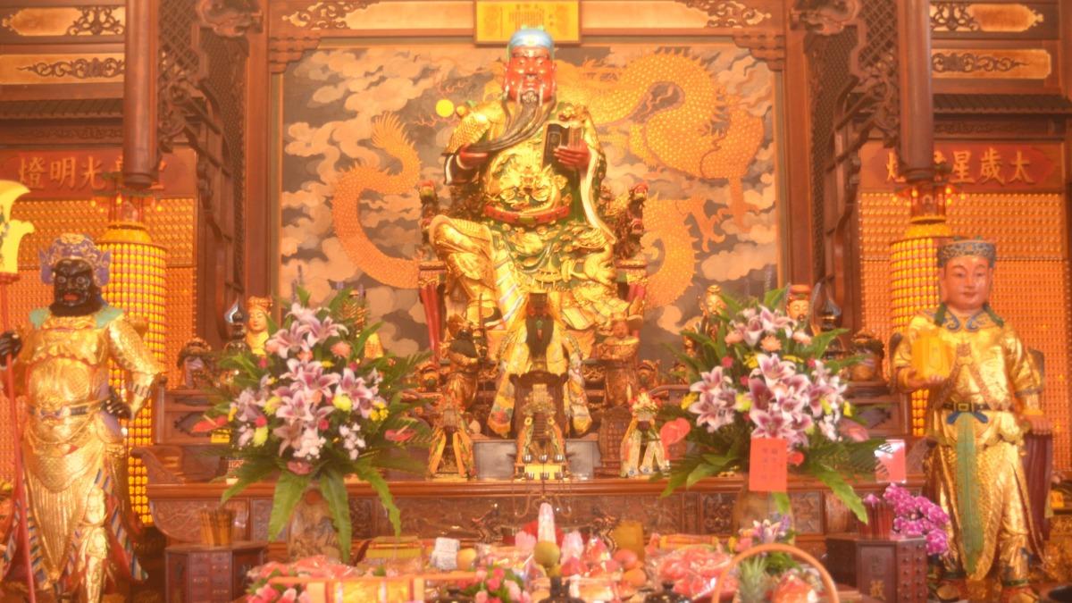 高雄五甲關帝廟搶先開出全國最早的國運籤。（圖／翻攝協善心德臉書）