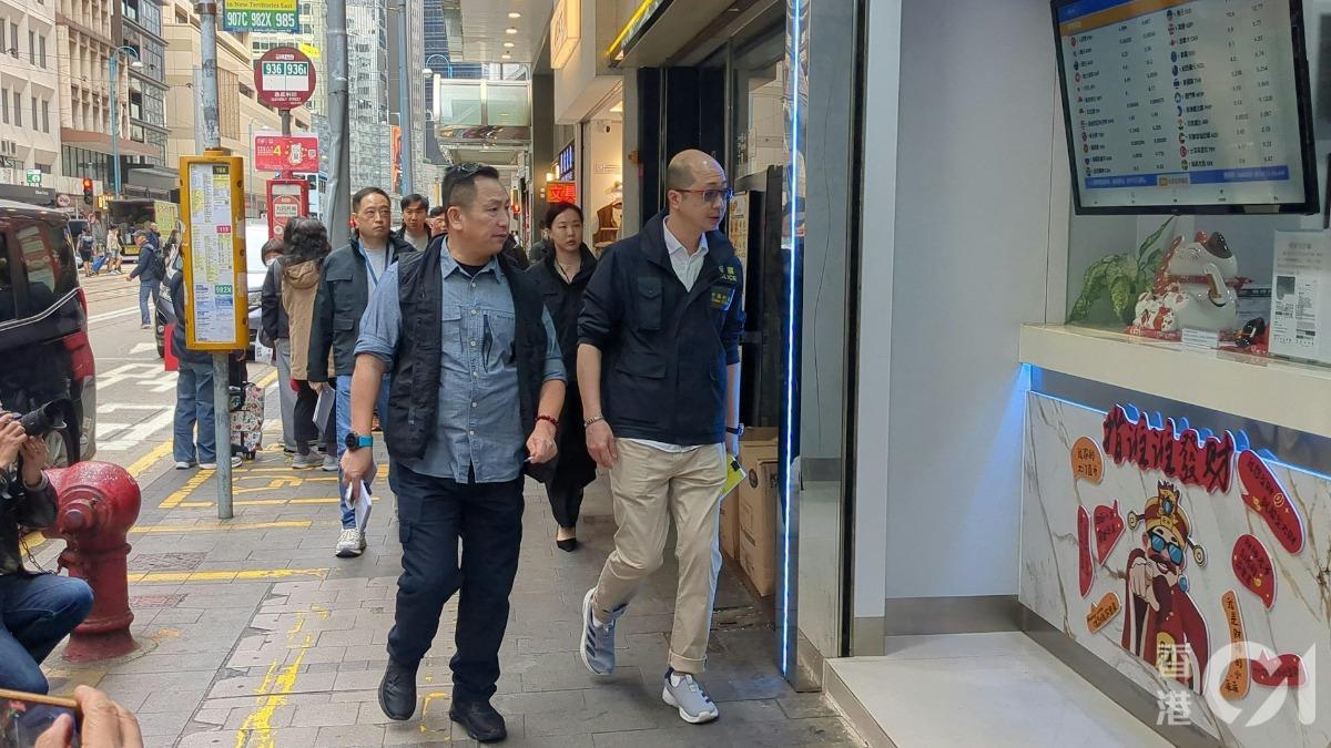 警方前往換錢店進行調查。（圖／香港01提供）