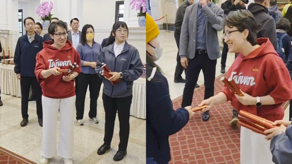 馬年到！蕭美琴現身總統府發春聯　排隊民眾嗨穿同款帽T