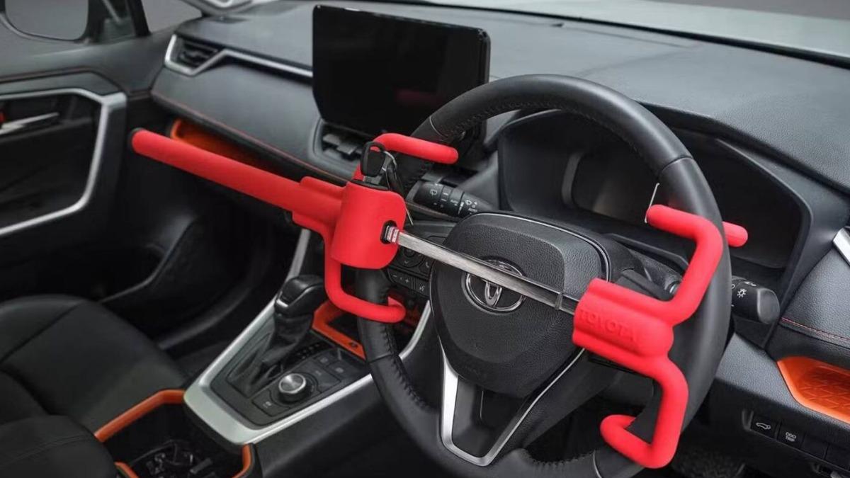 Toyota澳洲原廠方向盤鎖要價200澳幣，車主可從當地經銷商購買。（圖／Toyota）