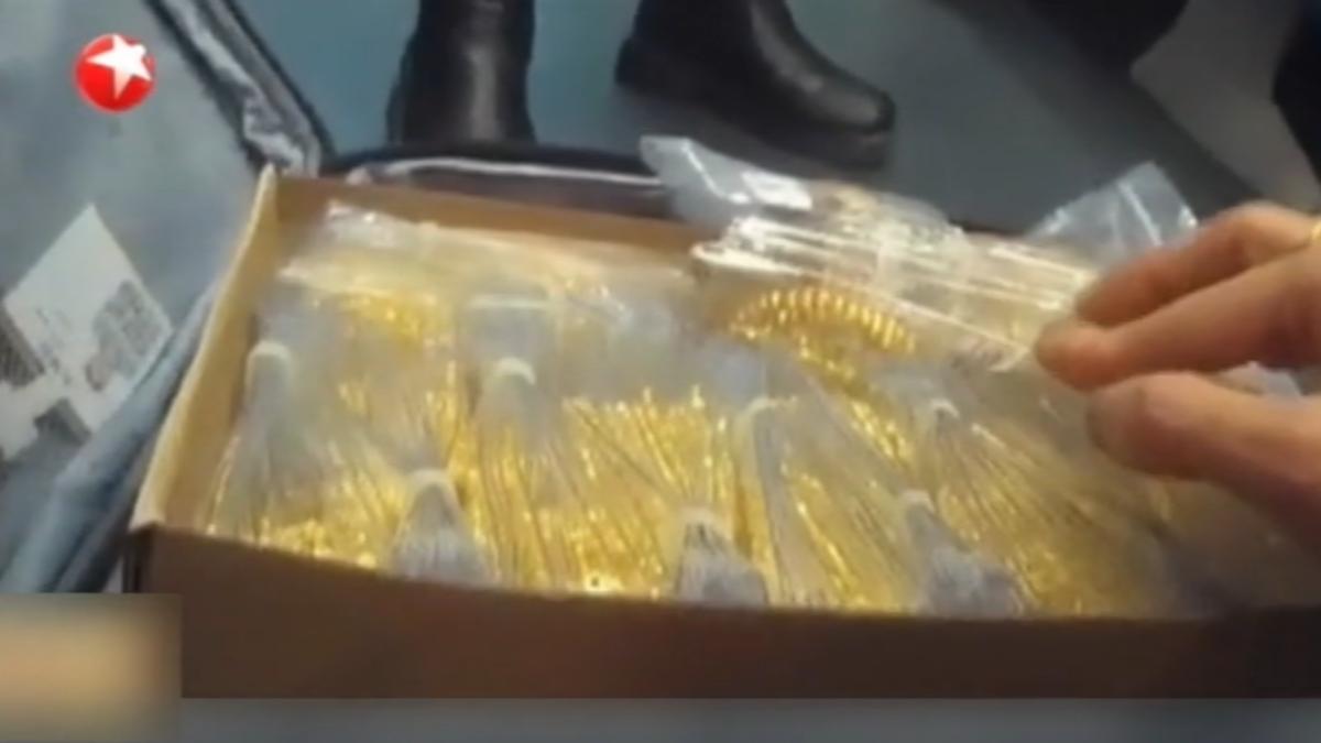 上海高鐵車廂內，一只無人認領的行李箱，打開後有重達12公斤的黃金，市價約9200萬元台幣。（圖／上海東方衛視）