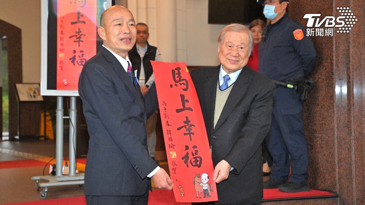 立法院長韓國瑜與立法院秘書長周萬來拿著特別版春聯。(圖/胡瑞麒攝)