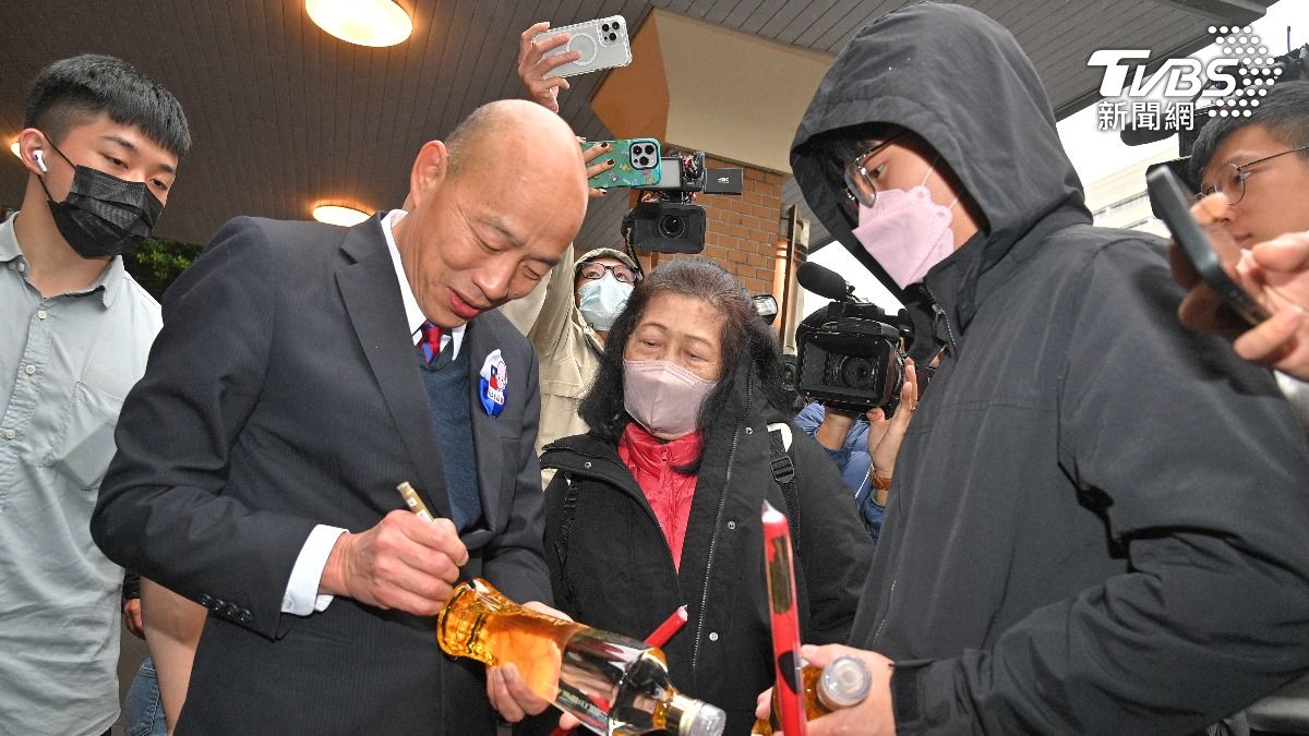 立法院長韓國瑜幫粉絲在立法院專供酒上簽名。(圖/胡瑞麒攝)