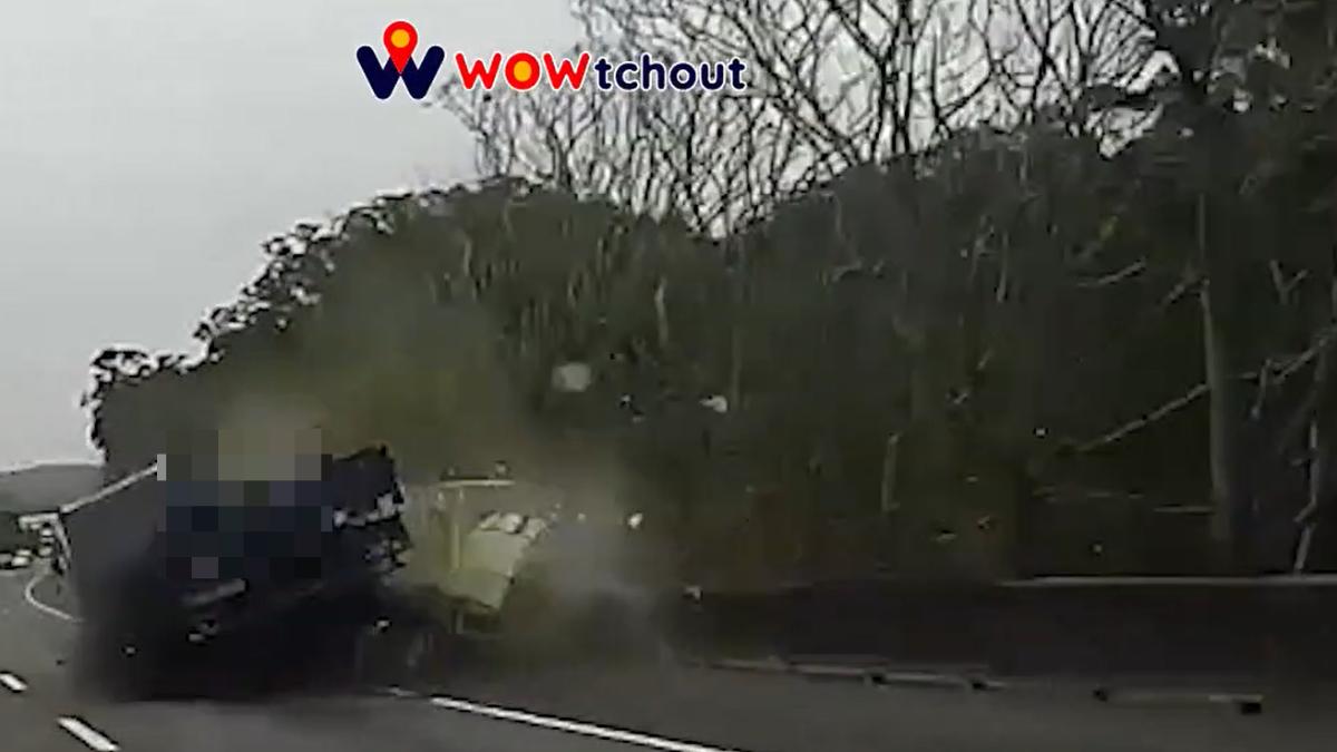 大貨車突右偏撞路肩。（圖／WoWtchout - 地圖型行車影像分享平台）