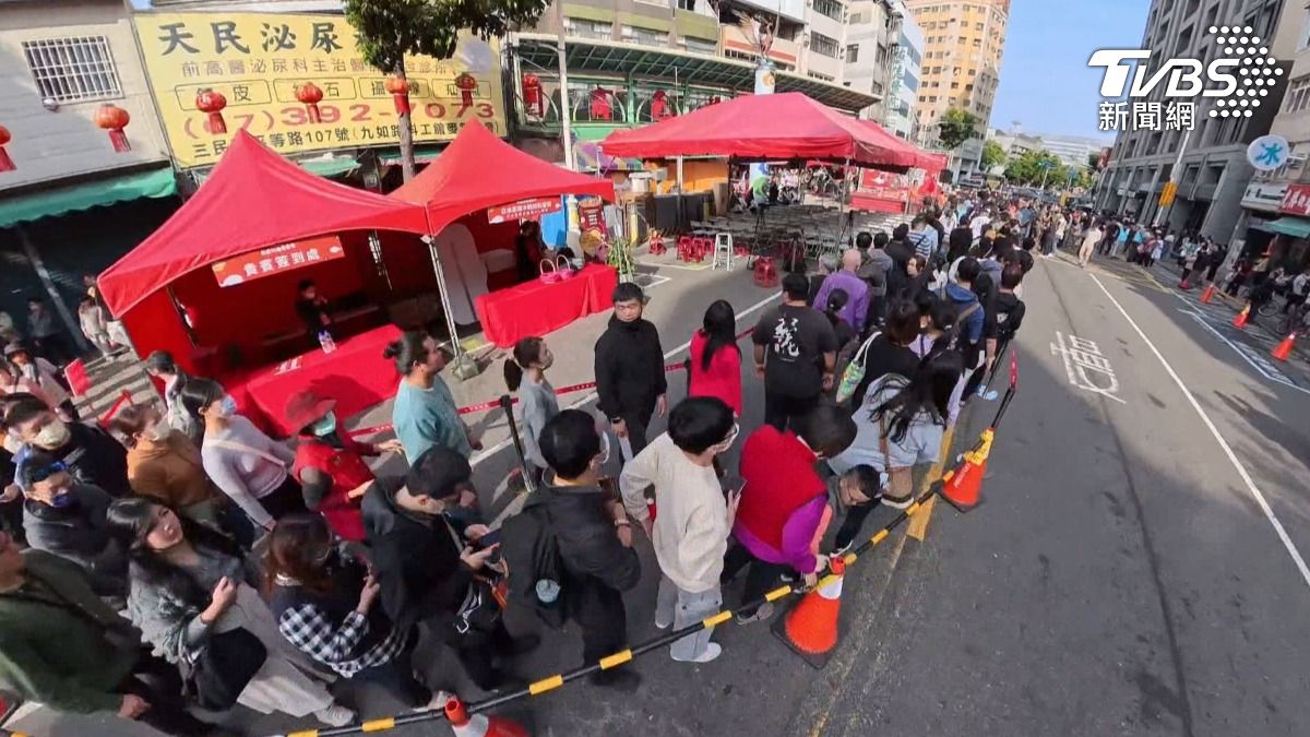 週末發放的馬年小紅包採用超人力霸王設計,吸引大批民眾排隊領取。(圖/TVBS)