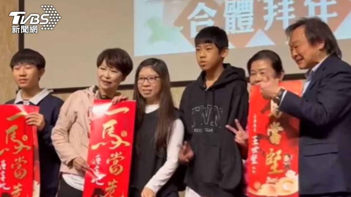 民進黨台南市長參選人陳亭妃與民進黨立委王世堅合體發春聯。(圖/TVBS)