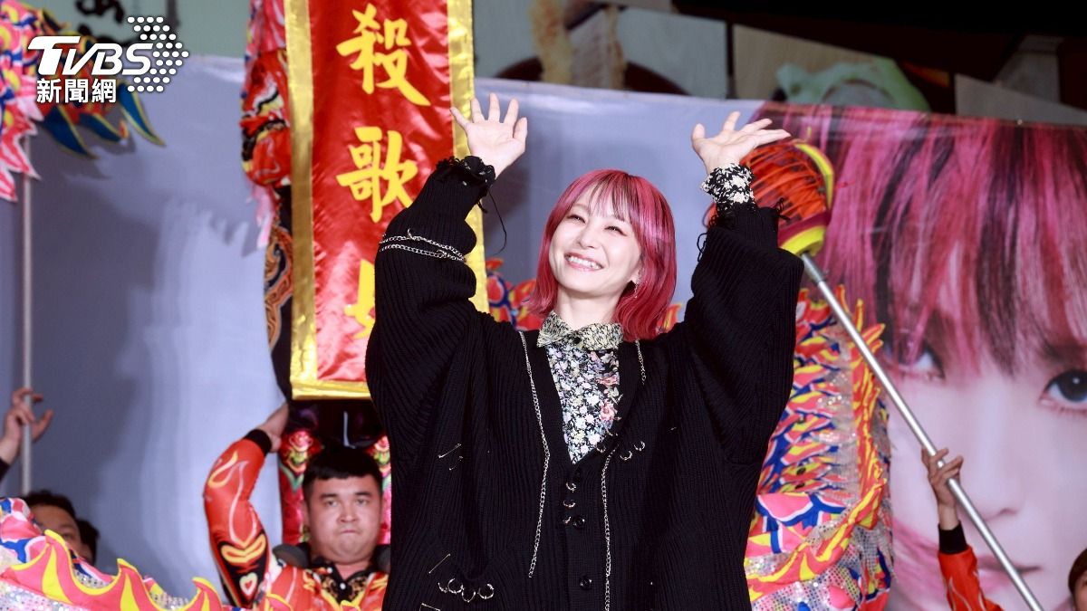 LiSA與舞龍舞獅合照時突然響起火災警報。(圖/趙世平攝)