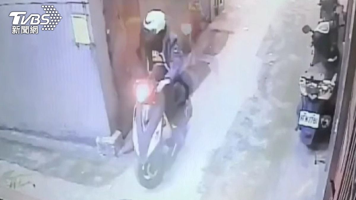 嫌犯脫下警用雨衣後,騎機車逃逸。(圖/TVBS)