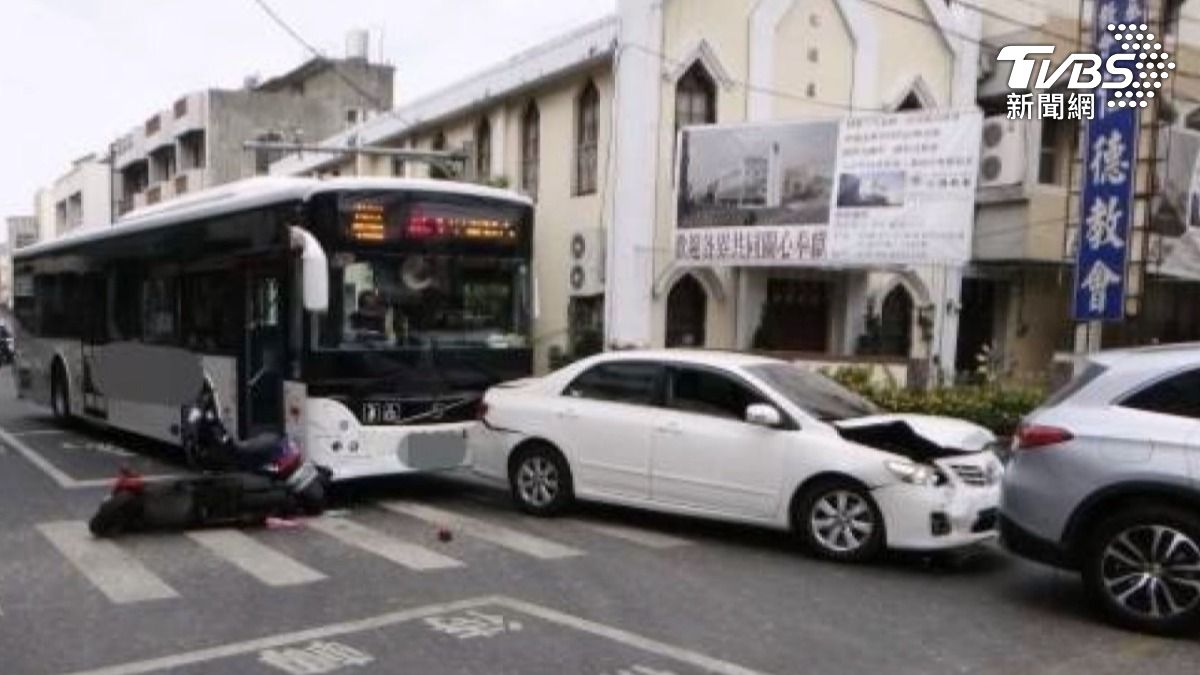 台南市仁德區發生一起公車暴衝意外，一輛客運公車追撞前方停等紅燈的車輛，共波及2輛汽車及6部機車。（圖／TVBS）