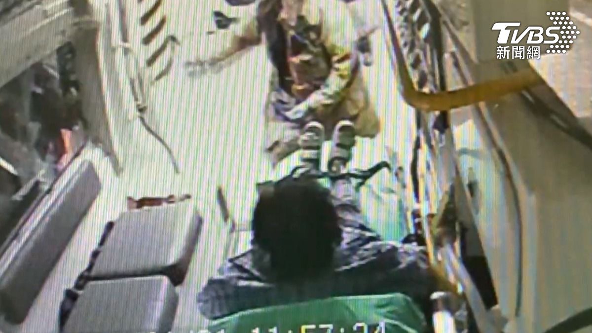 車禍意外造成2名機車騎士受傷送醫，所幸傷者意識清楚，僅有皮肉傷。（圖／TVBS）