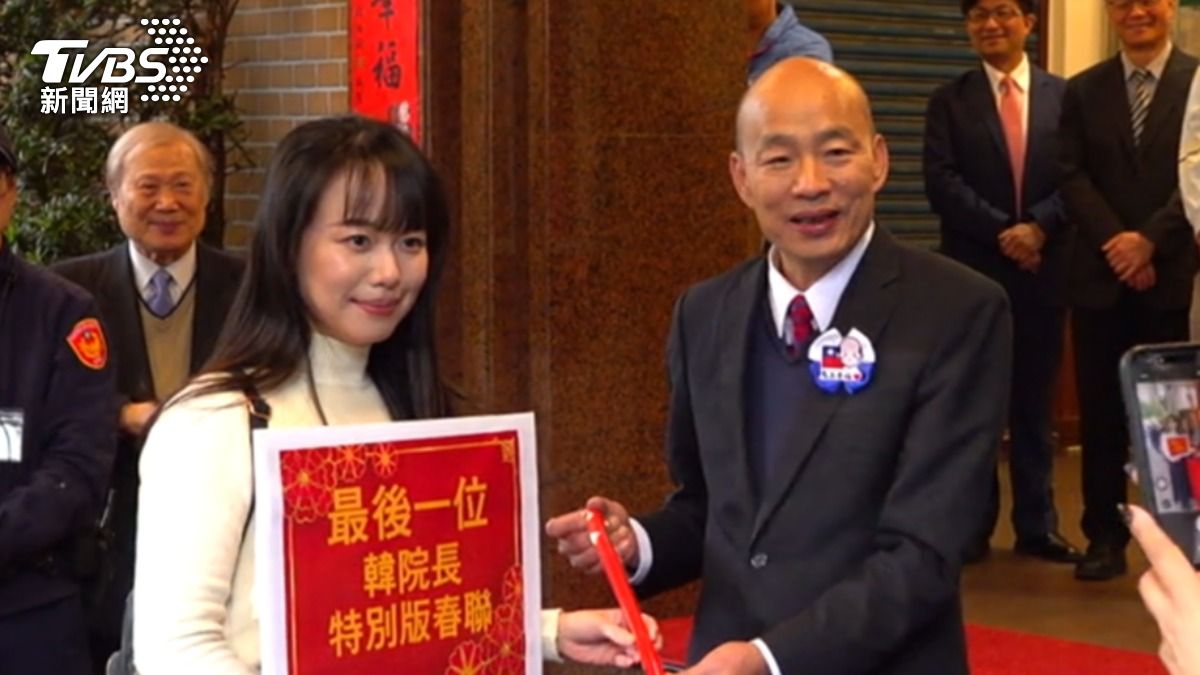 韓國瑜冒雨發送馬年限量春聯,獲民眾祝福「馬上長頭髮」。(圖/TVBS)