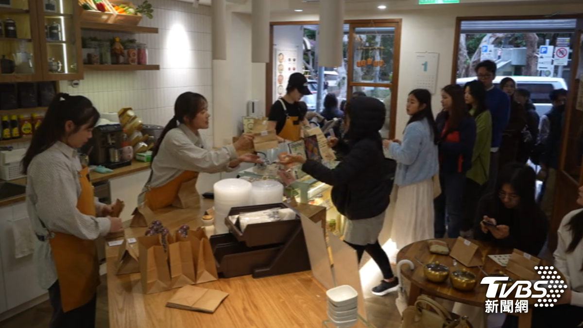 近期「杜拜巧克力Q餅」在韓國瘋搶,台灣不少業者也搭上潮流製作。(圖/TVBS)