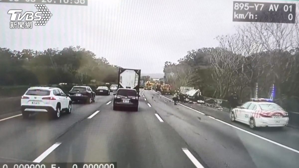 路肩停車檢查遭「大貨車猛撞」!車體瓦解駕駛慘死 肇事原因曝。(圖/TVBS)