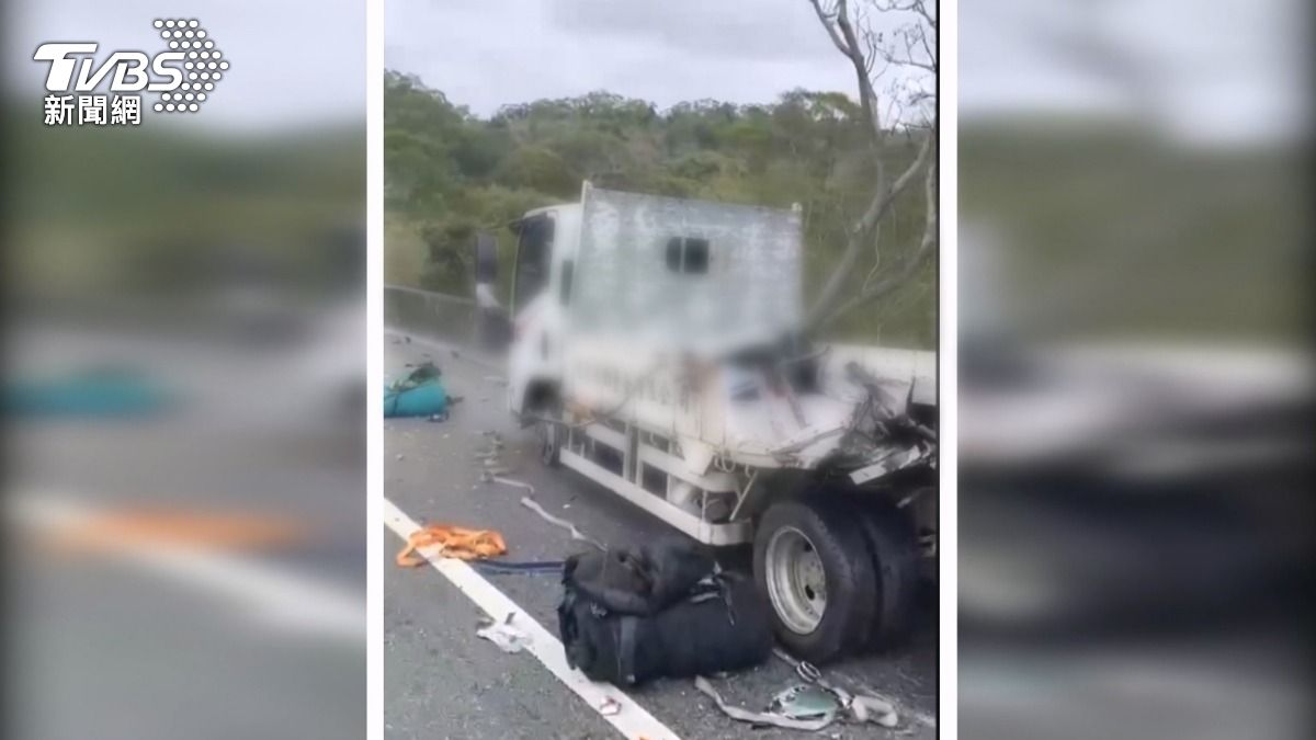 下車查看故障車遇死劫!遭大貨車「直接撞上」。(圖/TVBS)