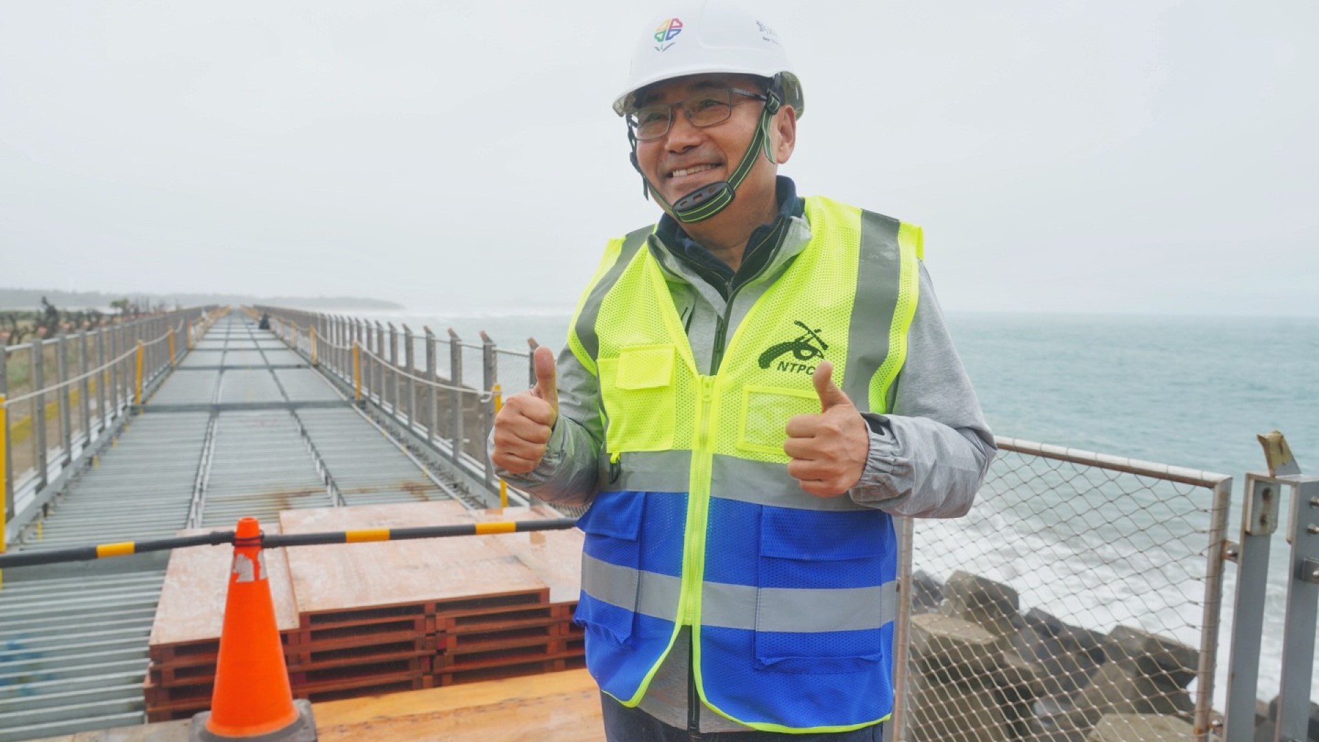 ▲侯友宜市長視察工程表示淡水金色水岸海堤段將成為在地秘境亮點。(圖片來源:新北市政府高灘地工程管理處)