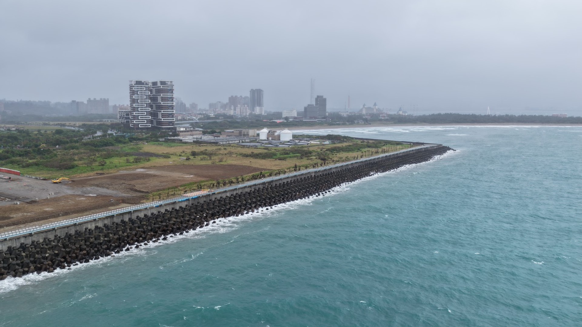 ▲金色水岸自行車道海堤段與無限綿延海景結合。(圖片來源:新北市政府高灘地工程管理處)
